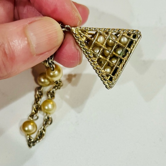 Rare Signed Hattie Carnegie Pyramid Charm Bracelet w/ Faux Pearls, Mid-Century - Picture 2 of 14